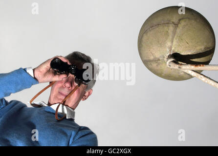 Chris Veitch posiert mit seinem Steinmodell des großen Kometen von 1811 oder des Kometen Veitch während eines Fotoanrufs im Inchbonny House, Jedburgh, Heimat von James Veitch (1771-1838). Stockfoto