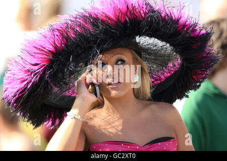 Pferderennen - das Ladbrokes St. Ledger Festival - der DFS Ladies Day - Doncaster Racecourse. Eine weibliche Rennfahrerin auf der Doncaster Racecourse Stockfoto