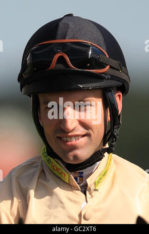 Pferderennen - das Ladbrokes St. Ledger Festival - der DFS Ladies Day - Doncaster Racecourse. Pat Dobbs, Jockey Stockfoto