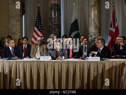 US-Präsident Barack Obama trifft sich mit dem britischen Premierminister Gordon Brown und dem pakistanischen Präsidenten Asif Ali Zardari während der Generalversammlung der Vereinten Nationen in New York. Stockfoto