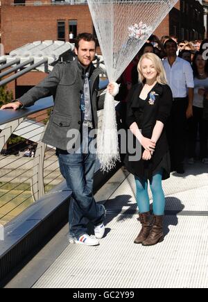 Schauspieler Matthew Lewis (der Neville Longbottom spielt) und Schauspielerin Evanna Lynch (die Luna Lovegood spielt) helfen, 1000 Ballons mit Karten zu veröffentlichen, die dem glücklichen Empfänger die Chance geben, eine Reise zum Filmset des nächsten Harry Potter-Films zu gewinnen. Im Zentrum von London. Stockfoto
