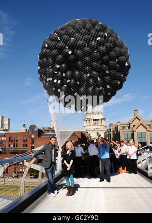Schauspieler Matthew Lewis (der Neville Longbottom spielt) und Schauspielerin Evanna Lynch (die Luna Lovegood spielt) helfen, 1000 Ballons mit Karten zu veröffentlichen, die dem glücklichen Empfänger die Chance geben, eine Reise zum Filmset des nächsten Harry Potter-Films zu gewinnen. Im Zentrum von London. Stockfoto