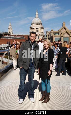 Schauspieler Matthew Lewis (der Neville Longbottom spielt) und Schauspielerin Evanna Lynch (die Luna Lovegood spielt) helfen, 1000 Ballons mit Karten zu veröffentlichen, die dem glücklichen Empfänger die Chance geben, eine Reise zum Filmset des nächsten Harry Potter-Films zu gewinnen. Im Zentrum von London. Stockfoto