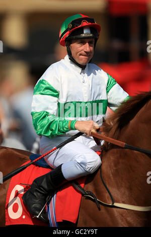 Jockey John Egan auf Star Rover im Paradering Vor der Polypipe Flying Childers Stakes Stockfoto