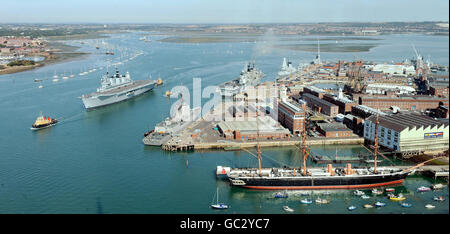 HMS Ark Royal geht nach einer 12 Millionen Renovierung ins Meer von Portsmouth Harbour. (Foto vom Spinnaker Tower, Portsmouth). Stockfoto