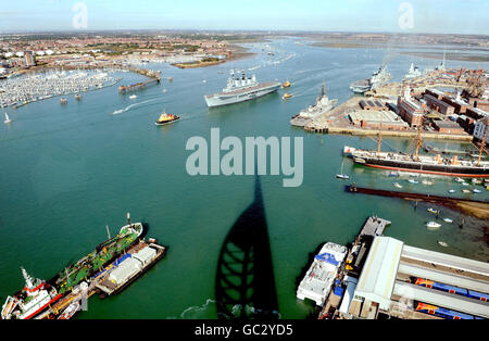 HMS Ark Royal geht nach einer 12 Millionen Renovierung ins Meer von Portsmouth Harbour. (Foto vom Spinnaker Tower, Portsmouth). Stockfoto