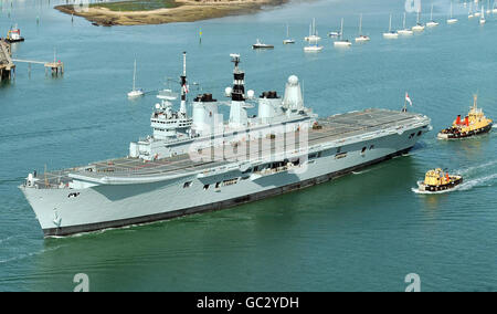 HMS Ark Royal geht nach einer 12 Millionen Renovierung ins Meer von Portsmouth Harbour. (Foto vom Spinnaker Tower, Portsmouth). Stockfoto