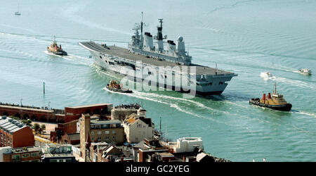 HMS Ark Royal geht nach einer 12 Millionen Renovierung ins Meer von Portsmouth Harbour. (Foto vom Spinnaker Tower, Portsmouth). Stockfoto