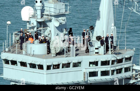 Mitglieder der Besatzung werden an Bord von HMS Ark Royal gesehen, als sie nach einer 12 Millionen Renovierung auf die Meere von Portsmouth Harbour fährt. (Foto vom Spinnaker Tower, Portsmouth). Stockfoto