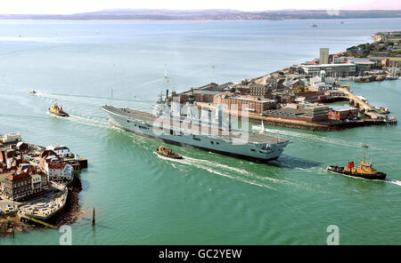 HMS Ark Royal geht nach einer 12 Millionen Renovierung ins Meer von Portsmouth Harbour. (Foto vom Spinnaker Tower, Portsmouth). Stockfoto