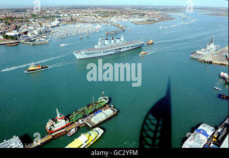 HMS Ark Royal geht nach einer 12 Millionen Renovierung ins Meer von Portsmouth Harbour. (Foto vom Spinnaker Tower, Portsmouth). Stockfoto