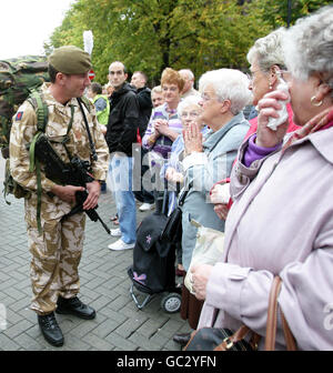 Ein Soldat des 1. Bataillons der Royal Welsh spricht mit Mitgliedern der Öffentlichkeit während einer Parade durch das Stadtzentrum von Chester, bevor er sich für Operationen nach Afghanistan einsetzt. Stockfoto