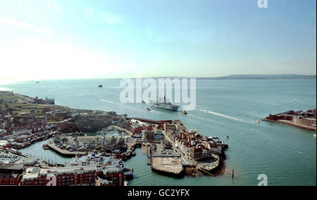 HMS Ark Royal geht nach einer 12 Millionen Renovierung ins Meer von Portsmouth Harbour. (Foto vom Spinnaker Tower, Portsmouth). Stockfoto