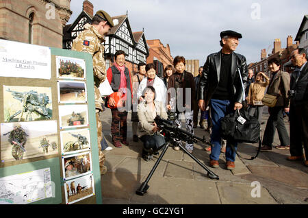Japanische Touristen posieren für ein Foto mit einem Soldaten während einer Ausstellung des 1. Bataillons des Royal Welsh im Zentrum von Chester vor ihrem Einsatz in Afghanistan. Stockfoto