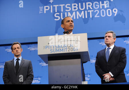 Der britische Premierminister Gordon Brown, US-Präsident Barack Obama und der französische Präsident Nichola Sarkozy geben auf dem G20-Gipfel in Pittsburgh eine Erklärung über neue Informationen über die Nuklearfähigkeit des Iran ab. Stockfoto