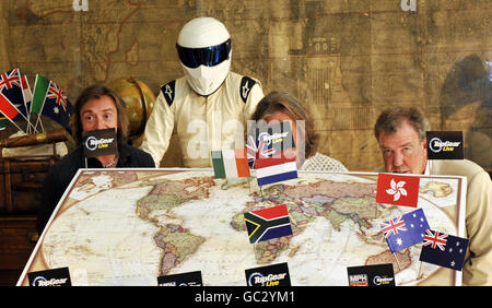 The Stig (hinten), Richard Hammond (links) James May (Mitte) und Jeremy Clarkson bei der Londoner Royal Geographical Society starten die Top Gear Live World Tour. Stockfoto