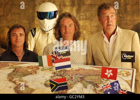 The Stig (hinten), Richard Hammond (links) James May (Mitte) und Jeremy Clarkson bei der Londoner Royal Geographical Society starten die Top Gear Live World Tour. Stockfoto