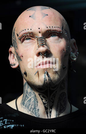 „Spikey Bob“, ein leidenschaftlicher Fan von „Biomechanik“-Körperpiercing-Tattoos, auf der Londoner Tattoo Convention, Tobacco Dock, wo ein Treffen weltberühmter Tätowierer ihre Kunst vorstellt Stockfoto