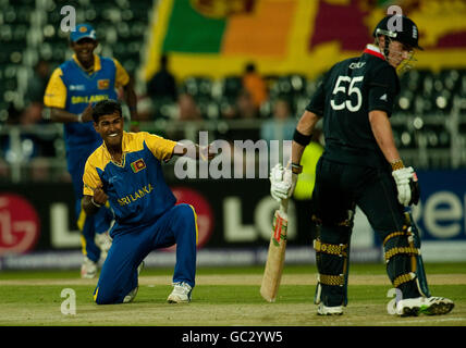 Der Sri-lankische Nuwan Kulasekara feiert die Abschwund von Englands Joe Denly beim ICC Champions-Gruppenspiel im New Wanderers Stadium in Johannesburg. Stockfoto