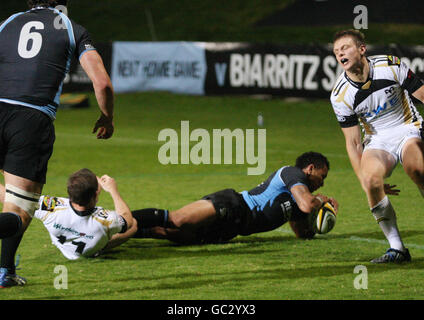 Rugby Union - Magners League - Glasgow Warriors gegen Ospreys - Firhill Arena. Glasgow's Dave McCall gibt beim Spiel der Magners League in der Firhill Arena, Glasgow, einen Versuch ab. Stockfoto