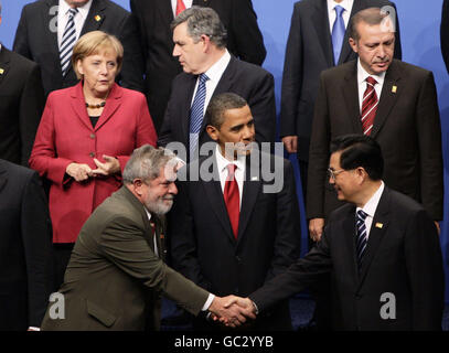 Brasiliens Präsident Luiz Inacio Lula da Silva (links unten) kommt am US-Präsidenten Barack Obama (Mitte) vorbei, um Chinas Präsident Hu Jintao beim Gruppenfoto des G20-Gipfels im Pittsburgh Convention Center in Pittsburgh, USA, die Hände zu schütteln. Stockfoto