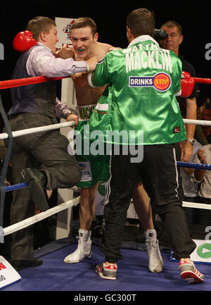 Der britische Matthew Macklin feiert mit Trainer Joe Gallagher (rechts) und Promoter Ricky Hatton (links), nachdem er den finnischen Amin Asikainen während des europäischen Titelkampfs im Mittelgewicht im Manchester Velodrome, Manchester, geschlagen hatte. Stockfoto