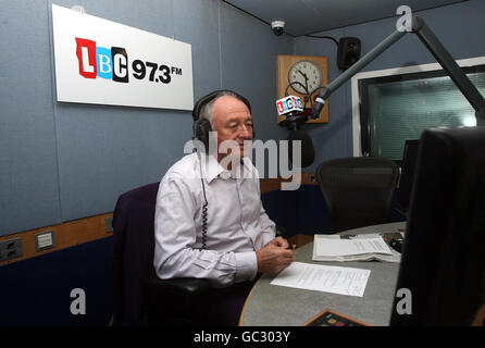 Der ehemalige Londoner Bürgermeister Ken Livingstone arbeitet am Morgen seiner Hochzeit am LBC Radio in London: Samstag, 26. September 2009. Stockfoto