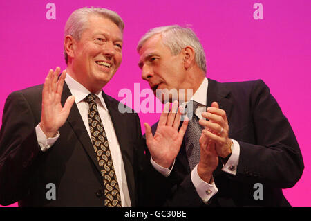 Innenminister Alan Johnson (links) und Justizminister Jack Straw auf der Konferenz der Labour Party im Brighton Center, Brighton, Sussex. Stockfoto