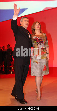 Premierminister Gordon Brown und seine Frau Sarah, nachdem er seine Grundsatzrede vor der Labour Party Konferenz im Brighton Centre, Brighton gehalten hatte. DRÜCKEN Sie VERBANDSFOTO. Bilddatum: Dienstag, 29 2009. September. Bildnachweis sollte lauten: Dominic Lipinski/PA Wire Stockfoto