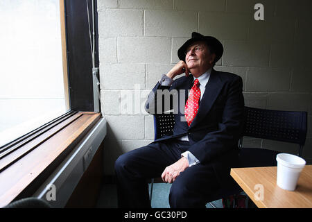 Dame Edna Everage, alias Barry Humphries, genießt eine Tasse Tee in UCD Dublin, bevor sie den James Joyce Award der UCD Literary & Historical Society erhält. Stockfoto