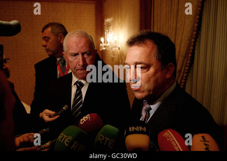 Garda-Kommissarin Fachtna Murphy (links) und der neue PSNI-Chef-Vollzugsbeamter Matt Baggott (rechts) sprechen auf der internationalen Konferenz für Strafverfolgung des geistigen Eigentums 2009 in Dublin vor den Medien. Stockfoto