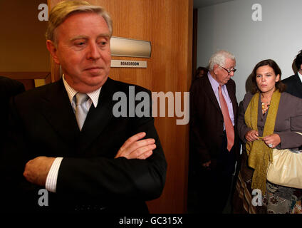 UCD Law Society Lissabon-Vertragsdebatte. Pat Cox MdEP (links) auf der Ja-Seite mit Mary Lou McDonald von Sinn Fein (rechts) auf der Nein-Seite und dem ehemaligen Taoiseach Garret Fitzgerald ebenfalls auf der Ja-Seite (Mitte). Stockfoto