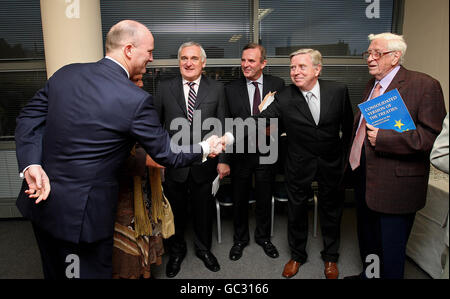 UCD Law Society Lissabon-Vertrag Debatte. L-R; Declan Ganley von Libertas, Mary Lou McDonald von Sinn Fein, ehemaliger Taoiseach und Vorsitzender der Debatte Bertie Ahern TD, Brendan Butler IBEC, MdEP Pat Cox und Dr. Garret Fitzgerald ehemaliger Taoiseach. Stockfoto