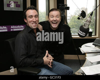 Gast Ricky Gervais (rechts) mit Absolute Radio Breakfast Show Moderator Christian O'Connell beim Absolute Radio am Golden Square im Zentrum von London. Stockfoto