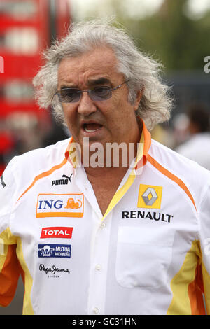 Renault-Teamchef Flavio Briatore kommt im Fahrerlager auf dem Monza Circuit in Italien an. Stockfoto