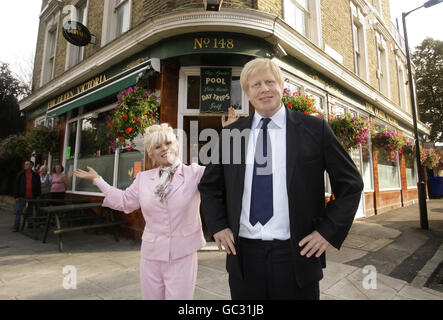 Wachsmodelle des Londoner Bürgermeisters Boris Johnson (der morgen auf BBC SOAP Eastenders zu Gast ist) und Barbara Windsor, als Charakter Peggy Mitchell, werden vor dem Queen Victoria Pub in Southwark, London, platziert. Stockfoto