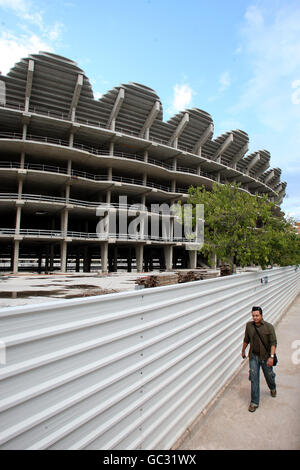 Eine Gesamtansicht des Nuevo Estadio Valencia, Valencias neues Stadion, das im Palacio de Congresos-Viertel der Stadt gebaut wird. Es steht halb fertig, wie der Verein kämpfen mit einer riesigen Schulden und so weiter im alten Estadio Mestalla spielen Stockfoto