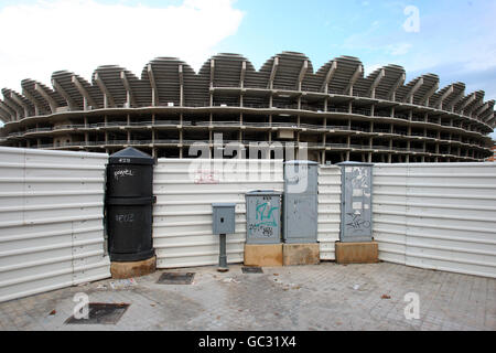 Eine Gesamtansicht des Nuevo Estadio Valencia, Valencias neues Stadion, das im Palacio de Congresos-Viertel der Stadt gebaut wird. Es steht halb fertig, wie der Verein kämpfen mit einer riesigen Schulden und so weiter im alten Estadio Mestalla spielen Stockfoto