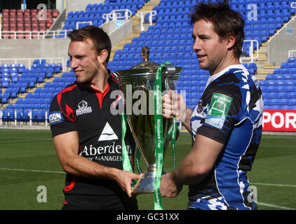 Rugby Union - Heineken Cup Launch - Madejski Stadium. Mike Blair von Edinburgh mit Butch James von Bath während des Heineken Cup Launch im Madejski Stadium, Reading. Stockfoto