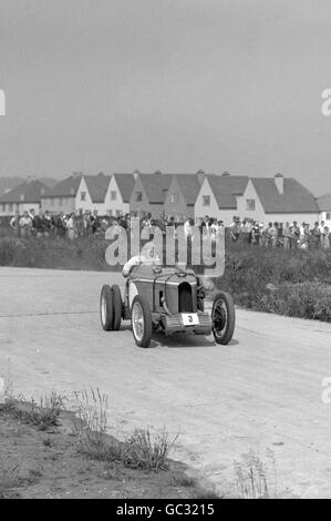 Motorsport - Club Hill Climb Für Die Besitzer Von Minivan In Den Northwood Hills. D.G. Evans tritt in seinem MG beim Club Hill Climb der Besitzer von Cluj de l'Owners in Northwood Hills an Stockfoto