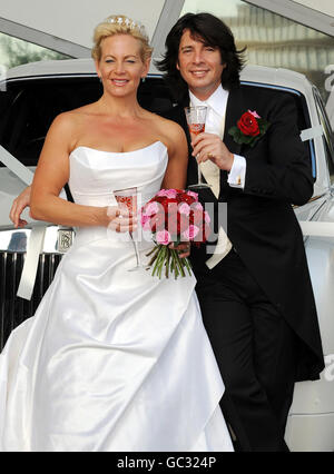 Die Designerin und Moderatorin Laurence Llewelyn-Bowen und Frau Jackie, eine Hochzeitsplanerin, eröffnen heute die National Wedding Show im Earls Court 2, London. Stockfoto