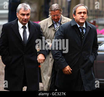 UEFA-Präsident Michel Platini und Generalsekretär David Taylor (links) kommen zur Beerdigung des ehemaligen FIFA-Vizepräsidenten David will in der Brechin Cathedral, Brechin, Angus, an. Stockfoto