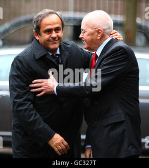 UEFA-Präsident Michel Platini begrüßt Ernie Walker (ehemaliger Chefexectutive von SFA), als er zur Beerdigung des ehemaligen FIFA-Vizepräsidenten David will in der Brechin Cathedral, Brechin, Angus, eintrifft. Stockfoto