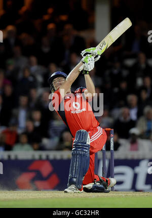 Der Engländer Luke Wright trifft 6 Läufe während des eintägigen internationalen Spiels im Londoner Oval. Stockfoto