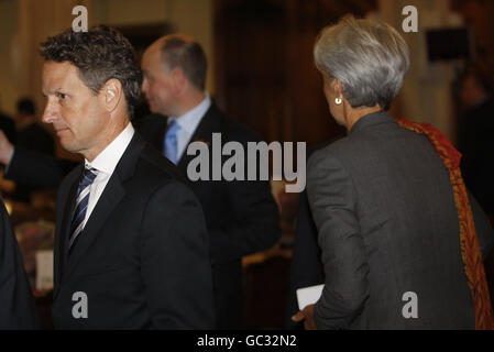 Der US-Finanzminister Timothy Geithner (links) und die französische Finanzministerin Christine Lagarde kommen zum Abendessen der G20-Finanzminister im Guildhall in der City of London. Stockfoto