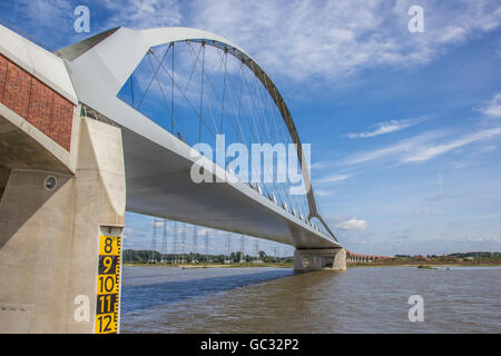 Stahlbrücke über den Fluss Waal in Nijmegen, Holland Stockfoto