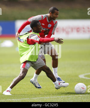 Fußball - FIFA Fußball-Weltmeisterschaft 2010 - Qualifikationsrunde - Gruppe sechs - England gegen Kroatien - England Training Session - London Colney. Shaun Wright-Phillips und Ashley Cole aus England während der Trainingseinheit in London Colney, Hertfordshire. Stockfoto