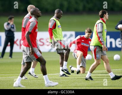 Fußball - FIFA Fußball-Weltmeisterschaft 2010 - Qualifikationsrunde - Gruppe sechs - England gegen Kroatien - England Training Session - London Colney. England Emile Heskey und Steven Gerrard während der Trainingseinheit in London Colney, Hertfordshire. Stockfoto