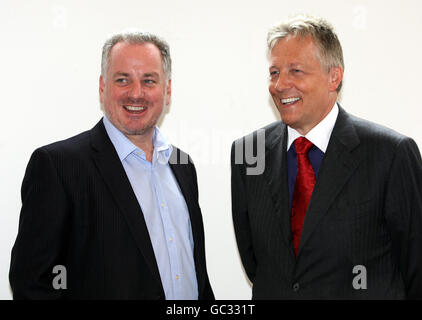 Erster Minister Peter Robinson (rechts) mit dem Führer der schottischen Labour-Partei Jack McConnell, der auf einem Dezentralisierungsforum in der Ulster Hall in Belfast sprach. Stockfoto