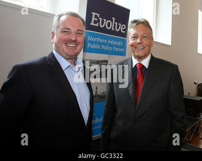 Erster Minister Peter Robinson (rechts) mit dem Führer der schottischen Labour-Partei Jack McConnell, der auf einem Dezentralisierungsforum in der Ulster Hall in Belfast sprach. Stockfoto